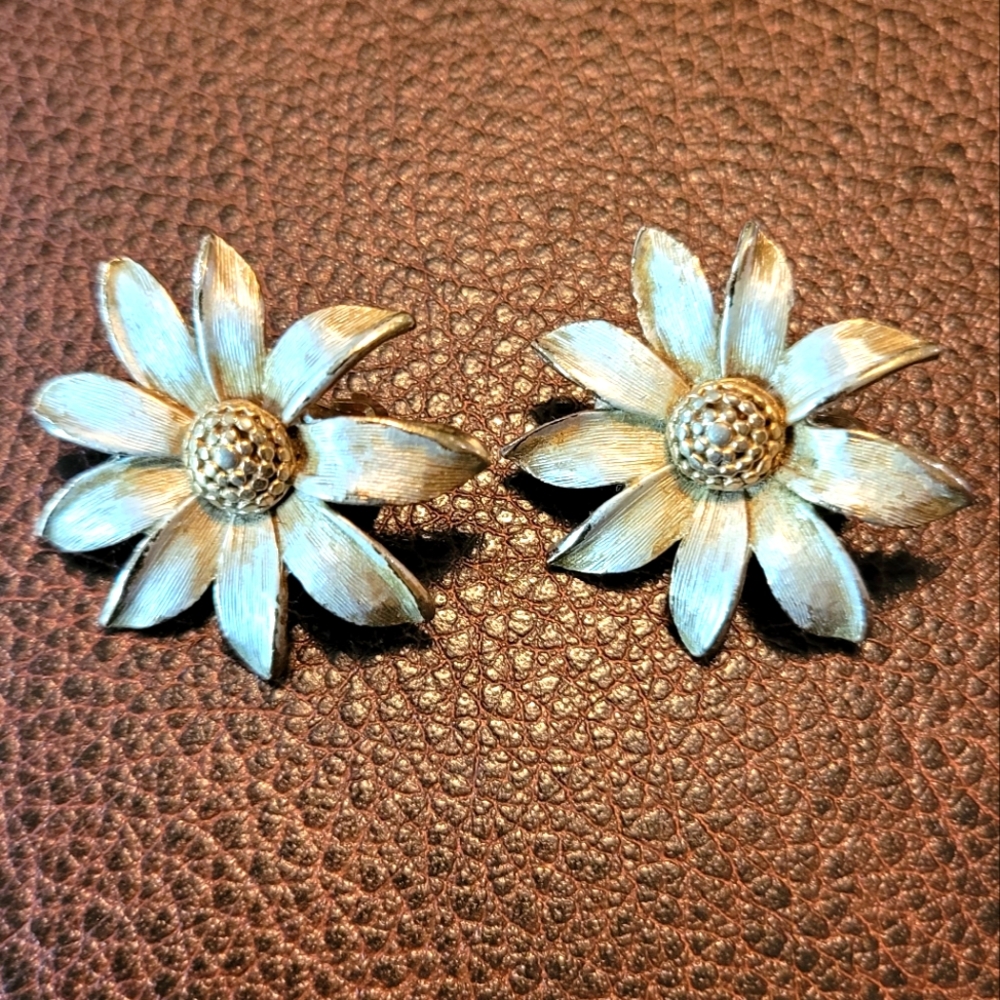 DAISY CLIP-ONS | Gold-tone Brushed with Silver